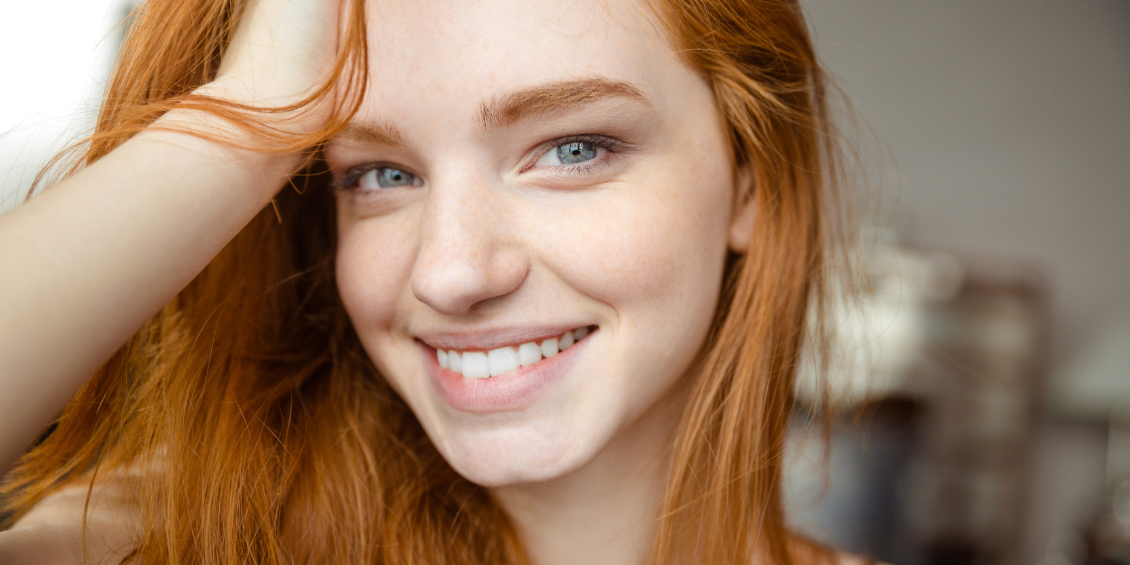 Ragazza che sorride con denti bianchi